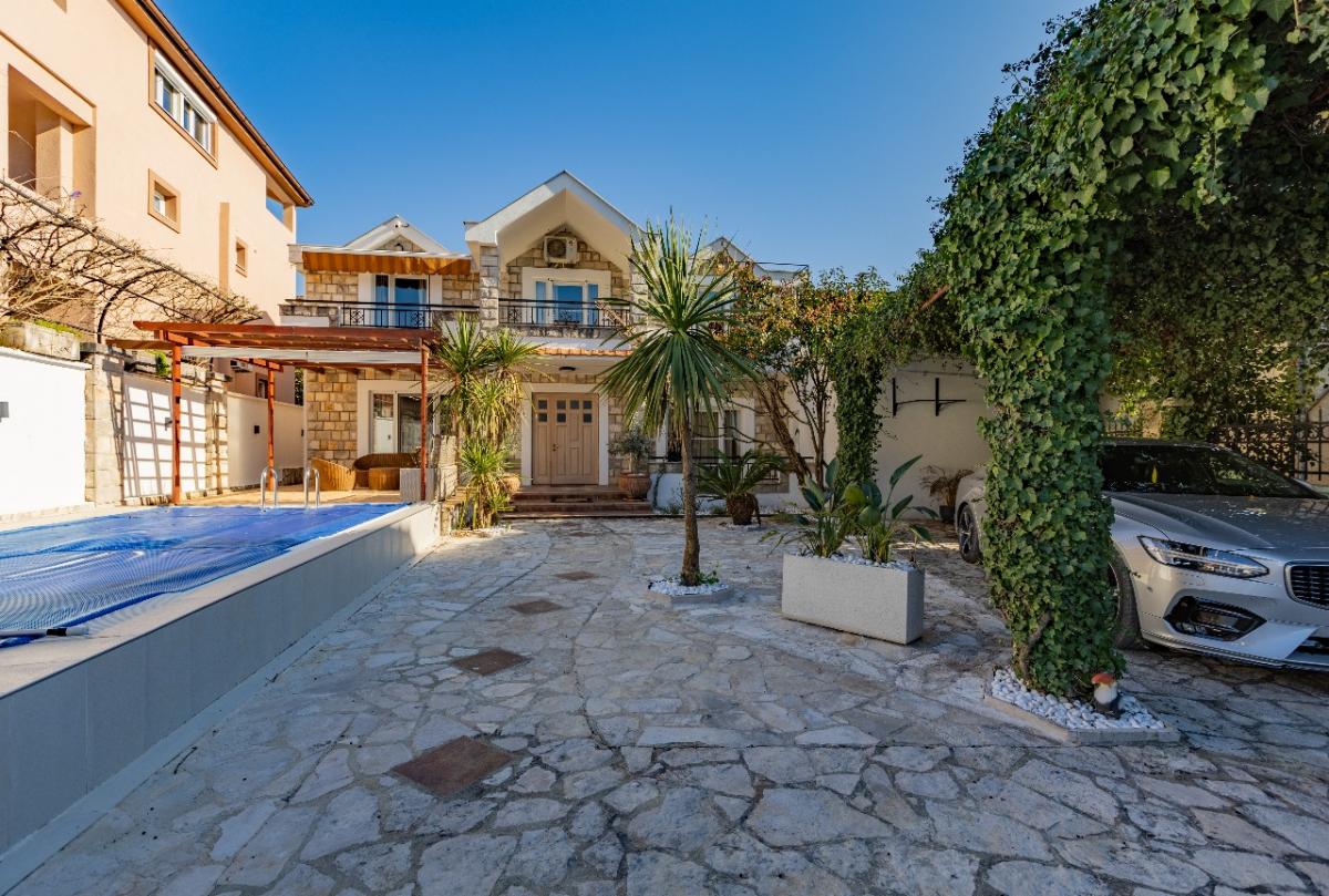 Porodična kuća sa bazenom, solarnim panelima i video nadzorom, Tivat